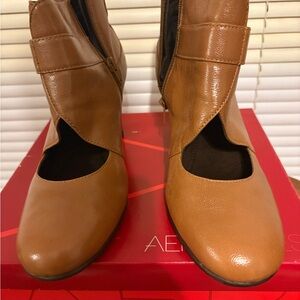 Aerosoles Woman Ankle BBoots Size 9.5 Tan Alaska Leather